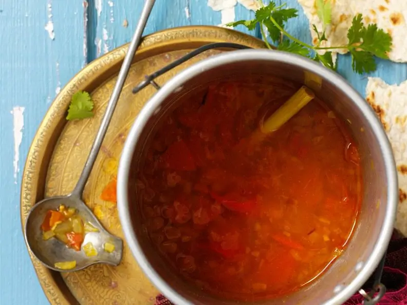 Scharfe indische Tomatensuppe