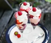 Beereneisbecher mit Joghurt und Sahne