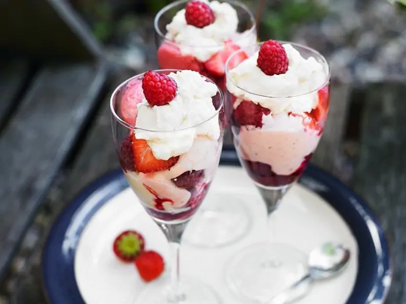 Beereneisbecher mit Joghurt und Sahne