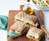 Mozzarella-Schinken-Sandwich mit Pesto