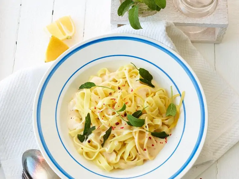 Zitronenbandnudeln mit Salbei (vegan)