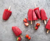 Tomaten-Erdbeer-Eis am Stiel