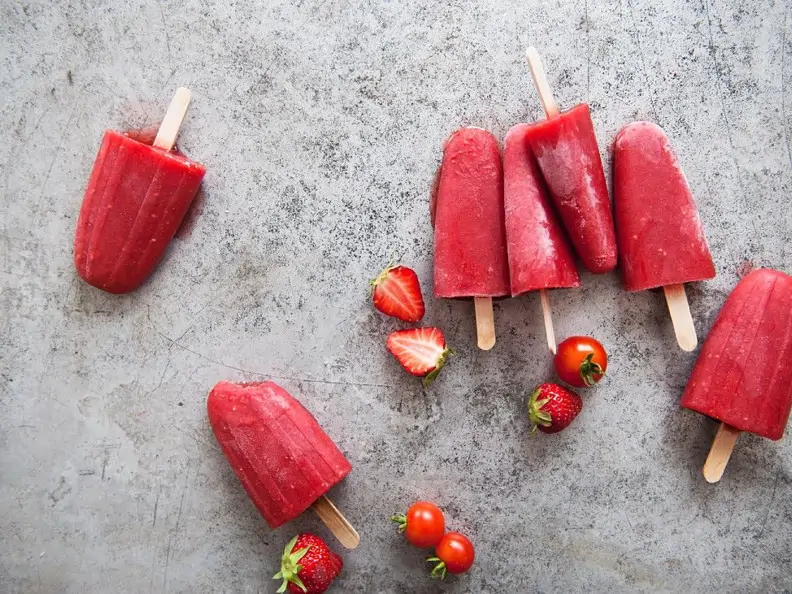 Tomaten-Erdbeer-Eis am Stiel