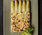 Weißer Spargel mit Bergkäse überbacken