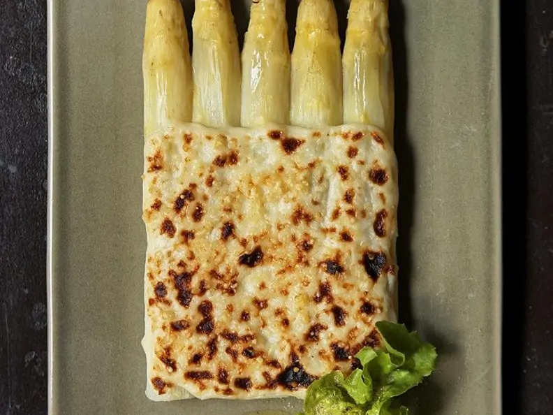 Weißer Spargel mit Bergkäse überbacken