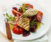 Tomatensalat mit Thunfischsteaks und Vanille-Dressing