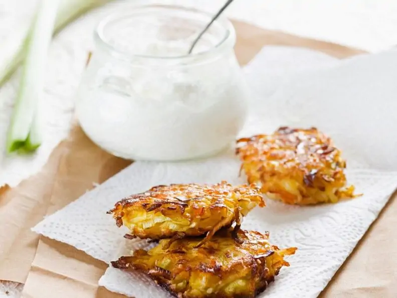 Gemüse-Rösti mit Joghurtsoße