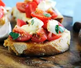 Röstbrot mit Tomaten und Mozzarella