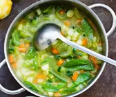 Gemüsesuppe mit Basilikum, Parmesan und Zitrone