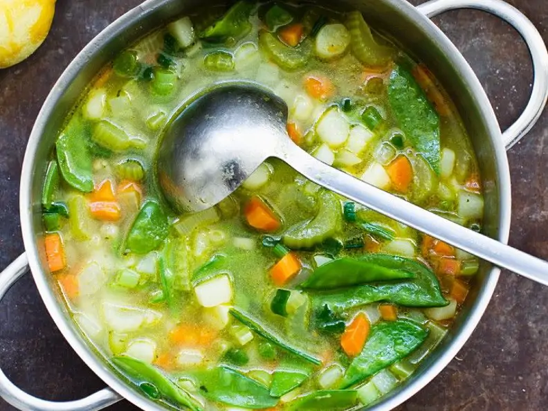 Gemüsesuppe mit Basilikum, Parmesan und Zitrone