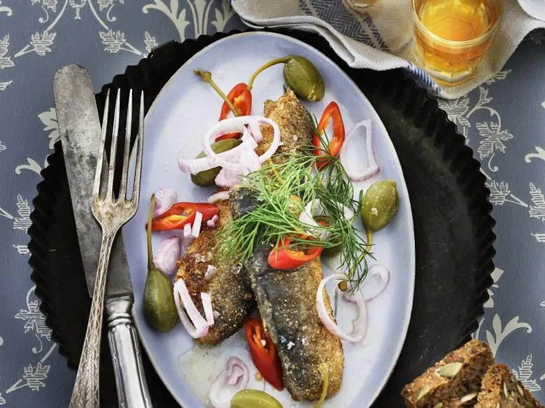 Bratheringe mit Kapern und Peperoni