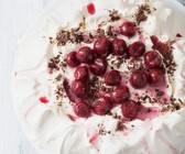 Pavlova mit Kirschen