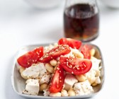 Tofu mit Sojabohnen und Tomaten