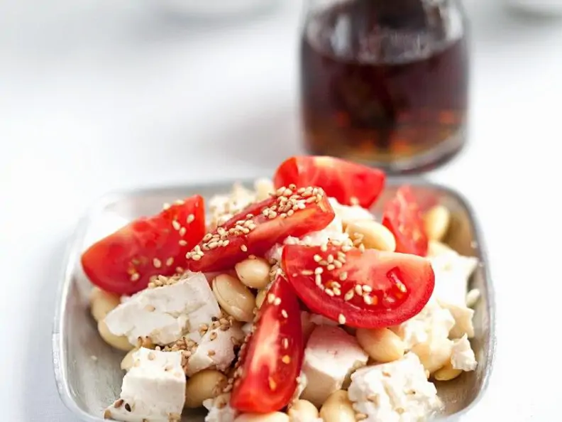 Tofu mit Sojabohnen und Tomaten