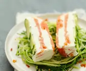 Lachs-Terrine auf Zucchinisalat