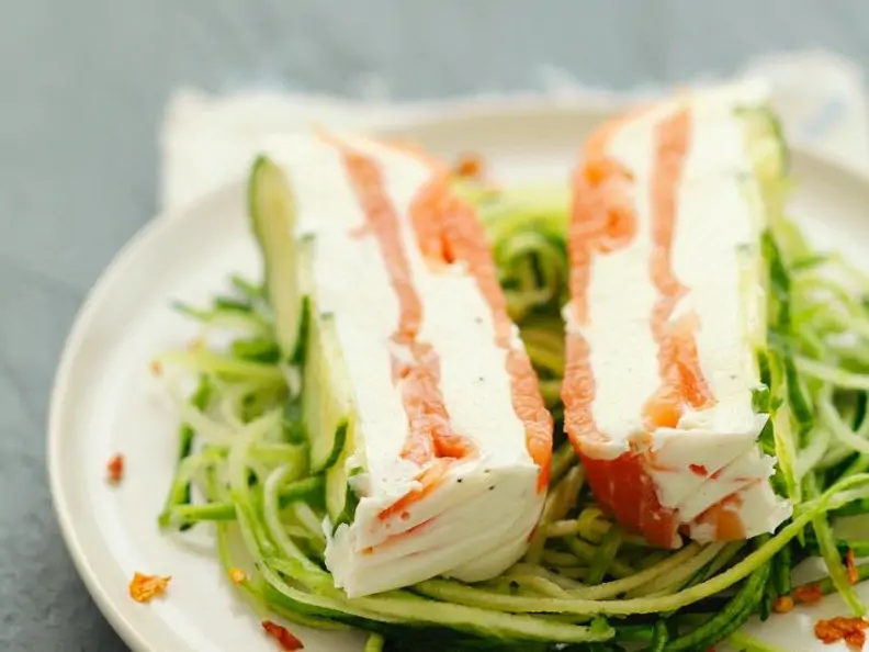 Lachs-Terrine auf Zucchinisalat