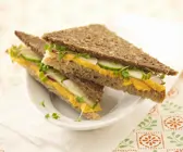 Gurkensandwiches mit Linsenpüree