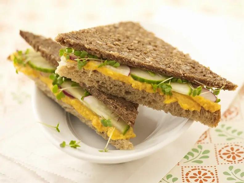 Gurkensandwiches mit Linsenpüree