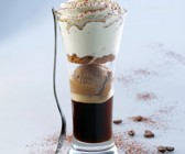 Eiskaffee mit Kaffeeis, Keks und Sahne