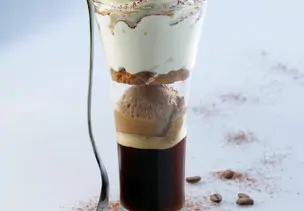 Eiskaffee mit Kaffeeis, Keks und Sahne