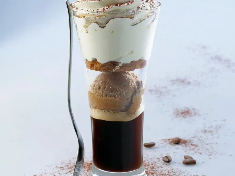 Eiskaffee mit Kaffeeis, Keks und Sahne