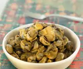 Bohnen-Tapas mit Artischocken, Oliven und Zwiebeln