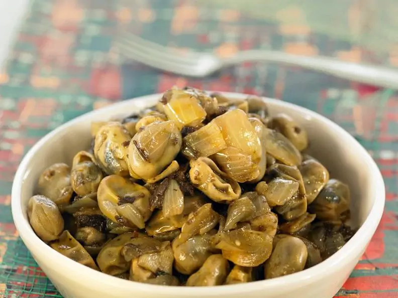 Bohnen-Tapas mit Artischocken, Oliven und Zwiebeln