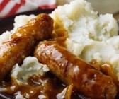 Bratwürstchen mit Zwiebelsauce und Kartoffelpüree