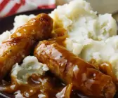 Bratwürstchen mit Zwiebelsauce und Kartoffelpüree
