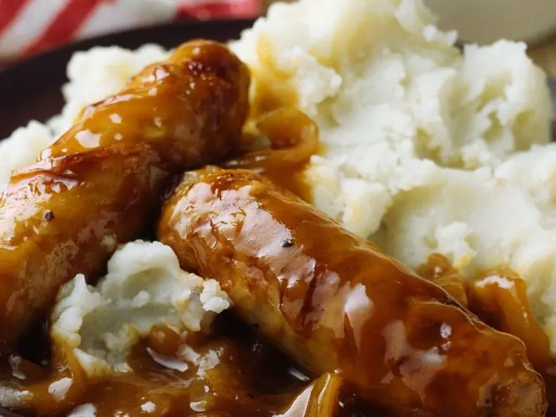 Bratwürstchen mit Zwiebelsauce und Kartoffelpüree