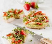 Bagel mit Avocado, Erdbeeren und Kresse