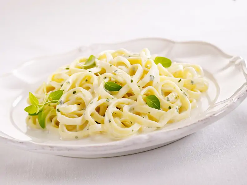 Tagliatelle in Basilikum-Sahnesauce