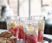 Rhabarber mit Creme im Glas