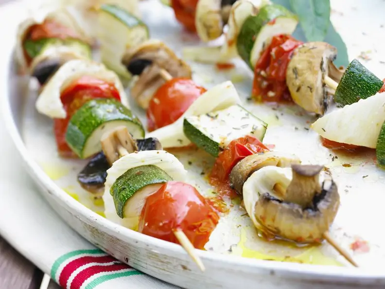 Mediterrane Grillspieße mit Gemüse