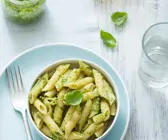 Nudeln mit Kräutersoße