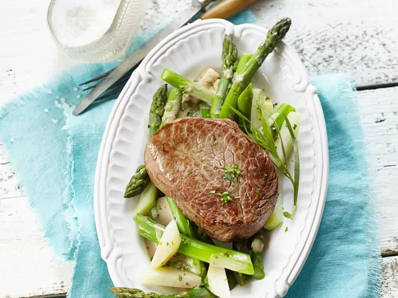 Rinderfilet auf Spargel-Kohlrabi-Gemüse