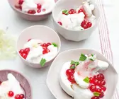 Frozen Yogurt mit Johannisbeerkompott