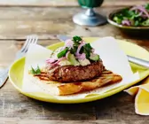 Gegrilltes Fladenbrot mit Lammfrikadelle
