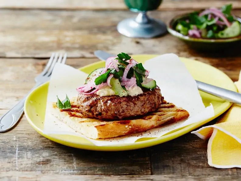Gegrilltes Fladenbrot mit Lammfrikadelle