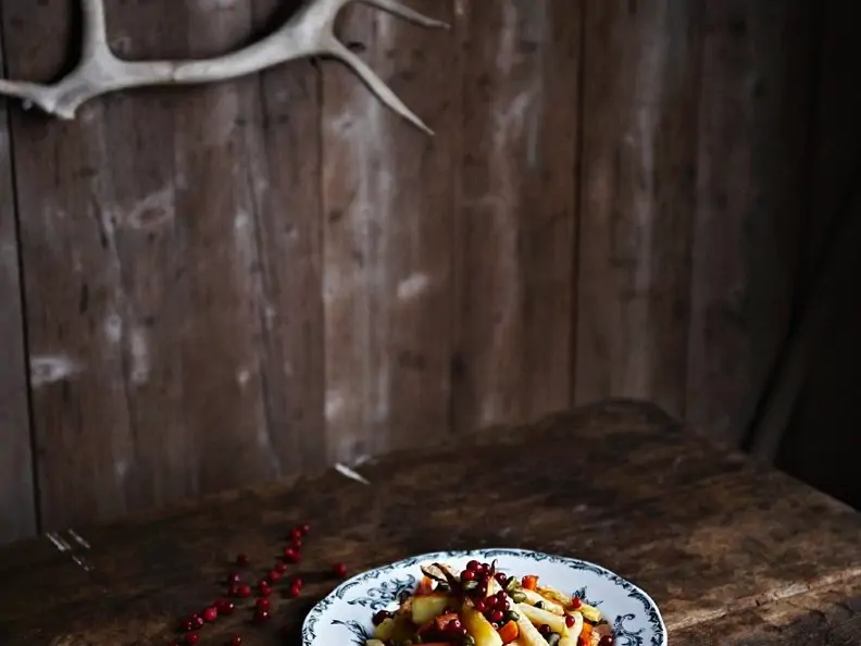 Gemüsesalat mit Pistazien und frischen Cranberries