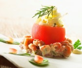 Krabbensalat mit gefüllter Tomate
