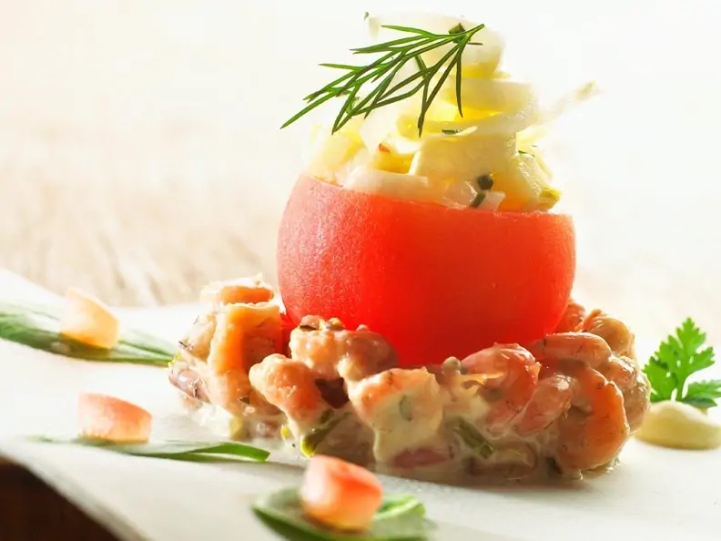 Krabbensalat mit gefüllter Tomate