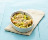 Lachs auf Lauchgemüse mit Senf-Dill-Sauce