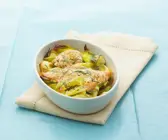 Lachs auf Lauchgemüse mit Senf-Dill-Sauce