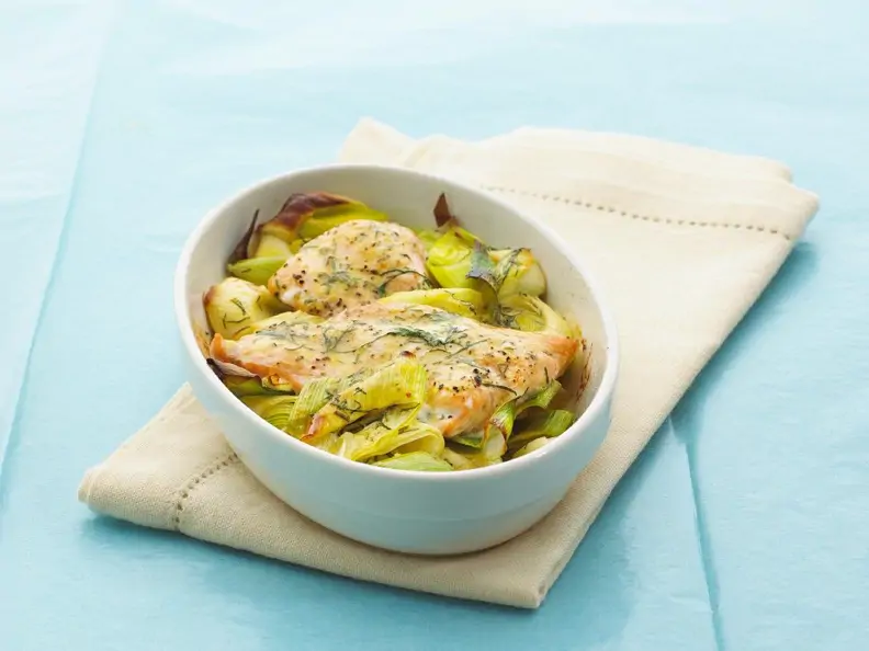 Lachs auf Lauchgemüse mit Senf-Dill-Sauce