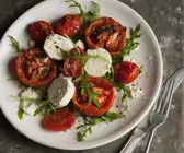 Salat mit Ofentomaten, Ziegenkäse und Rucola