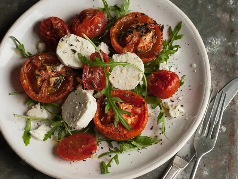 Salat mit Ofentomaten, Ziegenkäse und Rucola