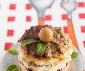 Kartoffeltortilla-Türmchen mit Olivenpaste