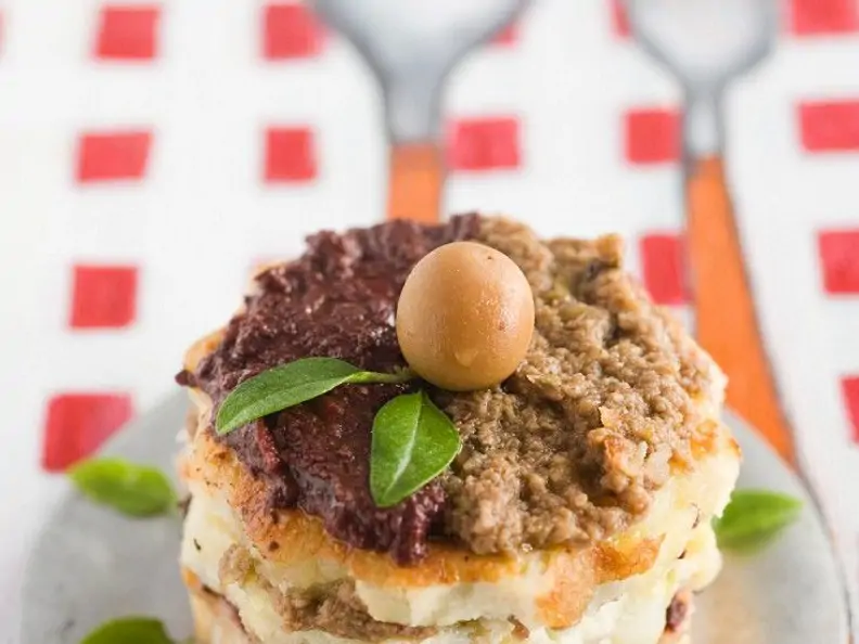 Kartoffeltortilla-Türmchen mit Olivenpaste