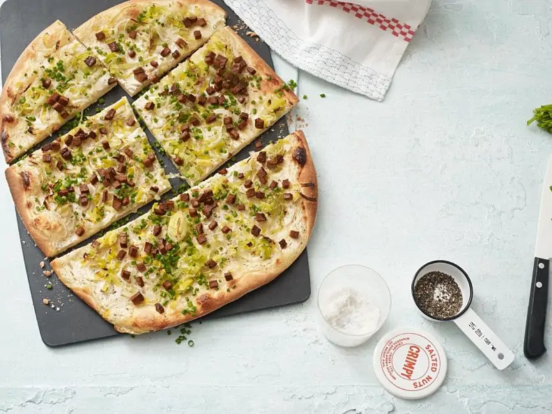 Veggie-Flammkuchen mit Lauch und Tofu